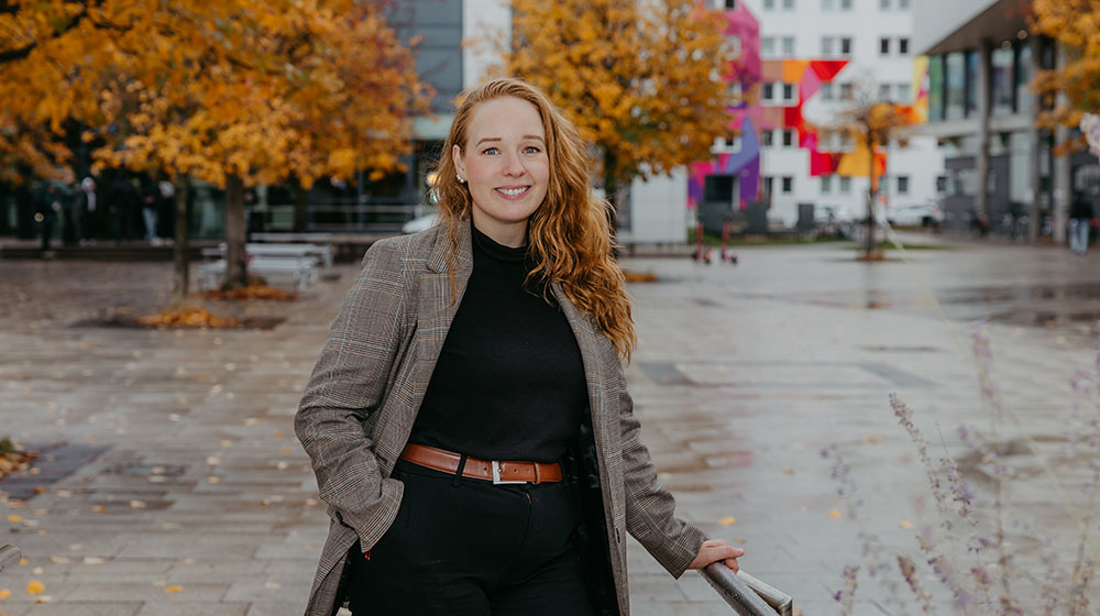 Portrait von Dr. Stephanie Heß auf dem Mensavorplatz der Uni Magdeburg