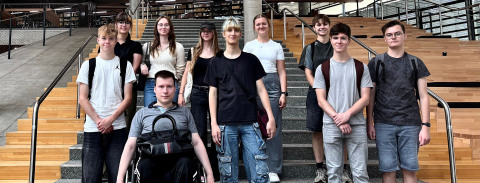 Auszubildende der Universitätsbibliothek auf der Treppe in der UB (c) Carina Kröber
