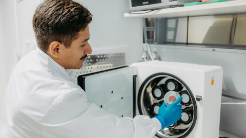 Cell samples placed in a measuring device (c) Jana Dünnhaupt, University of Magdeburg